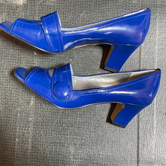 Sex and The City inspired heels. Fun colour and comfortable wide 2” high heel - Picture 3 of 4